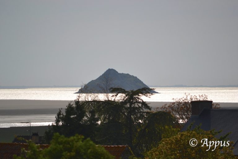 Rocher de Tombelaine entouré par la marée
