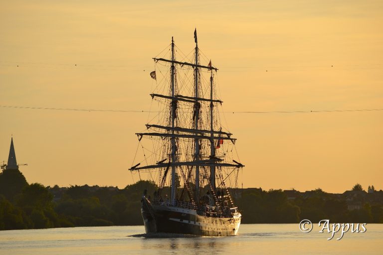 Belem au soleil couchant à Couëron