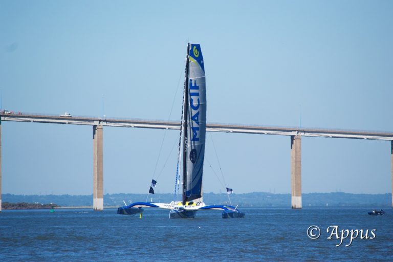 Trimaran MACIF devant le pont de Saint-Nazaire